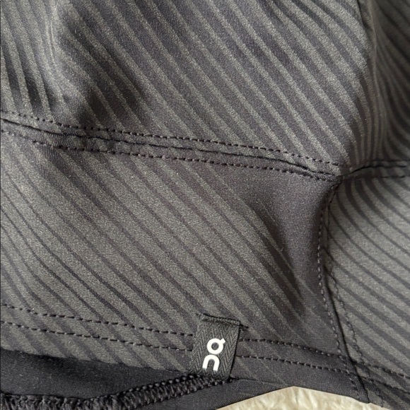 On Running Lumos Beanie | Black - Picture 4 of 10